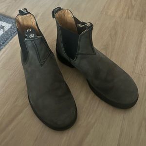 Blundstone chelsey boot, grey suade. Women’s size 10, men’s size 8.